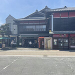 洋食屋牛銀 - 牛銀本店入口左に入り口がある。一番左の小さい建物。