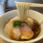 らーめんMAIKAGURA - スープが麺に絡む様が見て取れます。