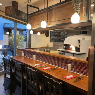 A fusion of calm space reminiscent of an old Japanese house and Italian Cuisine cuisine