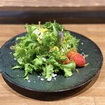 Nihonshu to sakana miyagawa - 苺とカッテージチーズのサラダ