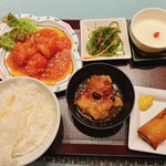 天津飯店 - Dランチ(メイン=大海老のチリソース、副菜、小菜、春巻、フカヒレスープ、杏仁豆腐)