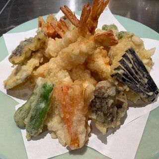 使用福冈新鲜捕获的当地鱼类制作的寿司◎晚上提供丰富的居酒屋菜单