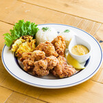 エッグスンシングス - モチコチキンプレート