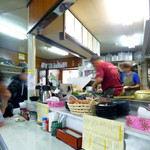 いずみ食堂 - よく座るカウンターの右端から店内を見る