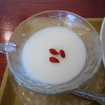 広東鍋家 - 杏仁豆腐　フワフワでおいしいし、シロップも甘さちょうどいい