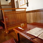 広東鍋家 - 小上がりのテーブル席