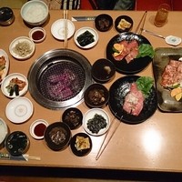 炭火焼肉 ソウル 新所沢店 - キムチ盛り合わせ
                特上カルビ
                松阪牛 極厚リブ芯
                上カルビ
                上ハラミ
                ホルモン
                ワタホルモン
                チャンジョリム
                韓定食(ライス大盛り)