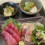 マルカツ - まぐろ、ほたるいか、真鯛、平貝、くじら。奥は生水だこ（左）と珍しい真鯛の白子。美味っ！