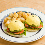 エッグスンシングス - Eggs 'n Benedicts:スモークサーモンとアボカド