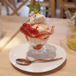 カフェごはん ドラゴンスパイス - 季節のミニパフェ いちご(480円)