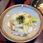 すずや - ご飯がこんくらいになったら、とんかつ2or3切れとキャベツとお新香乗せて、お茶をイン