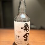 Okinawa Ryouri Umassa Furu Pu - スコットランドのブレンデッドウィスキーをベースに、新里酒造の樽で13年間貯蔵した琥珀色の古酒をブレンドしています。麦芽の力強い風味に、お米由来の繊細で柔らかな甘みがプラスされています。