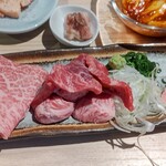 広島牛A5と名物タン 焼肉ホルモン にくちょ - 