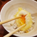 Tempura Meshi Fukumatsu - たまごはご飯の上で割って醤油