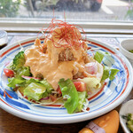 こぶた食堂 - サラダ、タルタルソース(？)ともに
            少なめ指定にしております