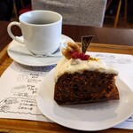 Cafe Aroma - セットのホットコーヒーとキャロットケーキ