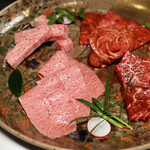 焼肉 拍手喝采 - 塩マキ(松阪牛)・ミスジ(田村牛)・カイノミ(鹿児島黒牛)・ハラミ(飛騨牛)・トウガラシ(田村牛)