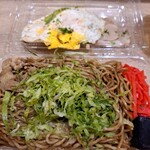 どんど - 麺の上にトッピングするという、まるで祭りの屋台のような提供の仕方だ。