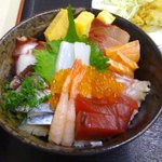 水産食堂 - 海鮮丼（甘えび、イカ、カツオ、いくら、マグロ、アジ・・10種類程の海鮮）