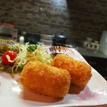 空 - 試行錯誤のうえ『こだわりのじゃがいも』を使用したコロッケはおすすめ！芋の名前は忘れてしまいましたが、お店で大将に伺ってみて下さい！