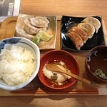 肉汁餃子のダンダダン - ランチ、餃子ライス680円 焼餃子×4、水餃子×3、温泉たまご、漬物、スープ、ご飯