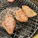 コウゴ牧場直営　焼肉大黒や - カルビ食べ比べ　焼きます♡