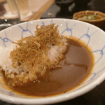 四季彩ダイニング　春 - 【ひと口カレー】
      硬めに炊かれたご飯と和風出汁の効いたルーがよく合う。
      マウント取ってるちりめんじゃこが贅沢♪