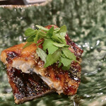 四季彩ダイニング　春 - 【鰻】
      皮がパリッパリで、中はふわふわ( *´꒫`)
      これはうんまい(⸝⸝- -⸝⸝)ｽｰｽｰ
      こんなん食べていいのかと、
      家族への背徳感が出てきた。