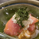 四季彩ダイニング　春 - 【マグロのとろろ】
      この辺りから酔っ払いまして…
      ちゃんとしたお名前をメモり忘れましたm(_ _"m)
      マグロはねっとり、とろろはさっぱりめ。
      あおさ海苔の磯の香りが全体を包み込んでる♪