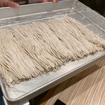 四季彩ダイニング　春 - 【十割そば】
      茹でる前に、綺麗な麺線の蕎麦を見せてくれた\(°∀° )/