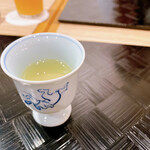 四季彩ダイニング　春 - 【羅臼の昆布と枕崎の鰹節のお出汁】
                                なんて優しいお出汁(´ω｀*)
                                羅臼昆布って、利尻昆布よりもより深みがあるんだね。
                                これからの料理が楽しみになる一杯♪