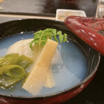 四季彩ダイニング　春 - 【お椀】
      蛤のお出汁だったかな？
      ふわーっととっても良い香り♪
      ふわっふわのしんじょうとシャクシャクの筍の
      食感の違いがとっても楽しい！