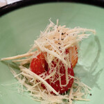 四季彩ダイニング　春 - いちごは日野産のやよい姫で、さっぱりした甘さ。
      いちごの上にかかっているのは、椰子糖！
      
      ご主人曰く、椰子糖はなかなか手に入らないようで、
      築地場外で唯一売っているお店で仕入れてくれたとのこと。