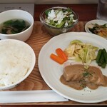 キッチン ブルー グローブ - 冷製びんちょう鮪ミキュイ、カニみそバターしょうゆソース