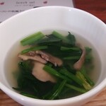 キッチン ブルー グローブ - ほうれん草スープのアップ