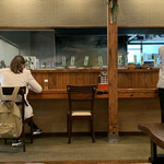 もてなしや 絆 - カウンターに並んでる料理