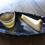 もにこど２ - ランチのデザート、この日は梅ゼリーとチーズケーキでした