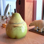 ファニエンテ - かわいい小物いろいろ。後ろの鳩時計は３０分毎に鳴いて時間を教えてくれます。５分ほど進んでるけど（笑）