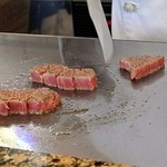 She'll be - 丁寧に切り分けて下さいます。