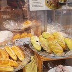 ドンクエディテ - 春色いちご(写真右の緑のパン)