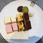 fine dining山科 - デザートは制覇しました。クッキーに一口ケーキ。