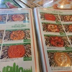 ガガルスパイス - 真ん中の上の右のカレーを注文したらいちばん辛いと言われたのでやめる。その一番真下のやつに変更