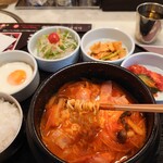 201016316 - 別の日のプデチゲ定食900円✨マイルドな辛さ。韓国ソーセージやスパム、きのこに玉ねぎとおかずにもなります！