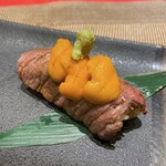 新宿 和食 緒乃 - 肉寿司、雲丹添え