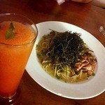 柊山ガーデン - ザクロとグレープフルーツのフラペチーノ、きのこと国産ベーコンの和風ペペロンチーノ