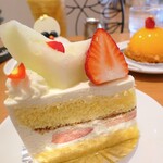 ヴォアラ洋菓子店 - メロンといちごのショートケーキ