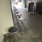 鰻 むさし乃 - 待ちのイス。いちばんのりでした。