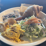 Tenkuujiza - 野菜サラダ、春雨サラダ、スクランブルエッグ、ポテトフライ、焼いた粗挽きウインナー2本、食パンが付いている。追加でクロワッサン1個頂いた。