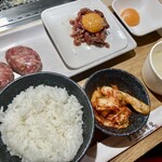 タレ焼肉、塩ホルモン。まるきん食堂 - 