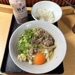 潮屋 - 玉かけ肉うどん(780円)